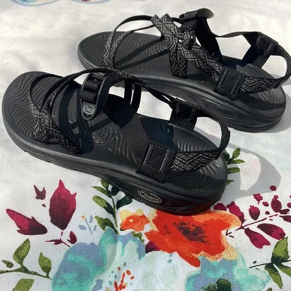 Chaco Women’s Size 8 black pattern double strap sandals - Picture 2 of 4